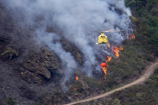 O Courel, Lugo. Incendio declarado en la noche del viernes al sábado. Más de 80 ha. Han ardido durante la jornada del sábado en la parroquia de Ferreirós de Abaixo. En la imagen, un helicóptero sobrevuela la zona quemada en la tarde del sábado 12 de junio