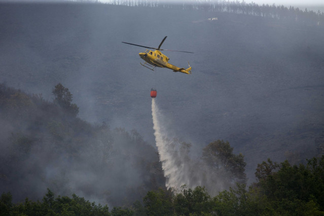 Labores de extinción del incendio forestal que se originó la pasada madrugada en el entorno de la localidad de Ferreirós de Abaixo, en el municipio de Folgoso do Courel, a 12 de junio de 2021, en Lugo, Galicia (España). El incendio forestal ha quemado una