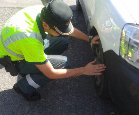 A Garda Civil empeza a controlar o estado dos neumáticos, nas estradas galegas