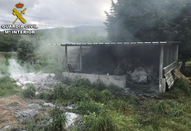 Nave incendiada en Catoira (Pontevedra).