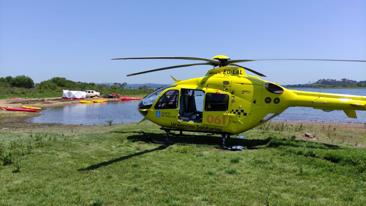 El helicóptero del 061 a las orillas del embalse de la tragedia en una foto de Helico Santiago Twitter