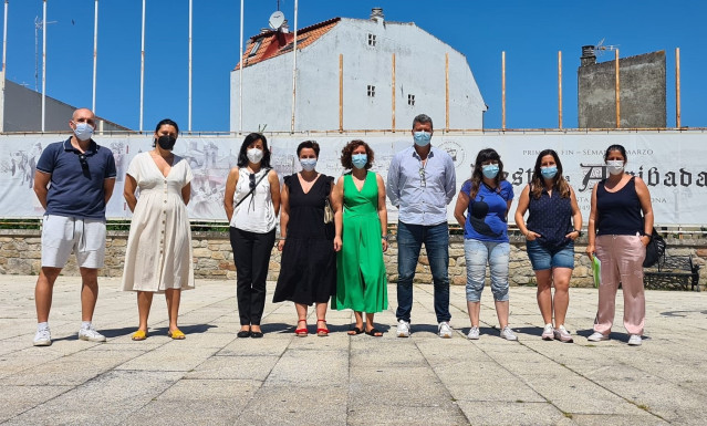 La diputada socialista Leticia Gallego, con el alcalde de Baiona, Carlos Gómez, y representantes de las Anpas de la localidad.