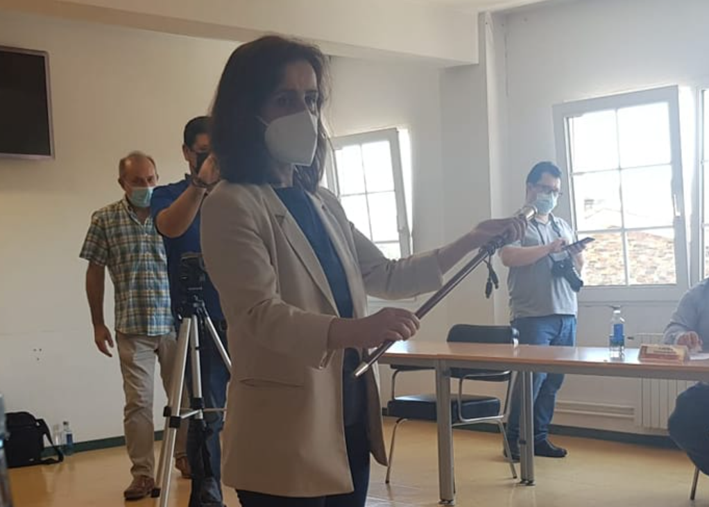 Maru00eda Pose con el bastu00f3n de mando de la alcadu00eda de Negreira en una foto del Facebook del PP de esa localidad