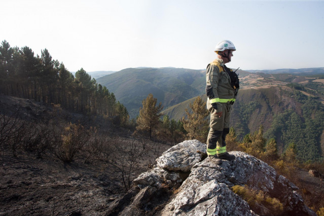 Archivo - Un bombero de las brigadas antiincendios de la Xunta de Galicia trabaja en las labores de extinción del incendio en Navia de Suarna (Lugo/Galicia/España) a 8 de agosto de 2020.