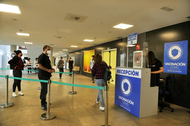 Varias personas acuden a recibir la segunda dosis de la vacuna de AstraZeneca contra el Covid-19 en el Complejo Hospitalario Universitario de Ourense.