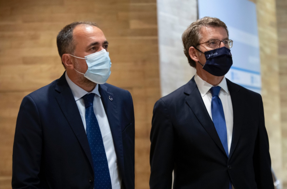 El conselleiro de Sanidade, Julio García Comesaña, junto al presidente de la Xunta, Alberto Núñez Feijóo.