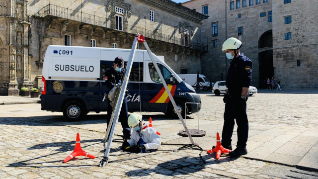 Agentes de la Unidad Especial de Subsuelo y Protección Ambiental operando en un alcantarillado en la ciudad de Santiago de Compostela