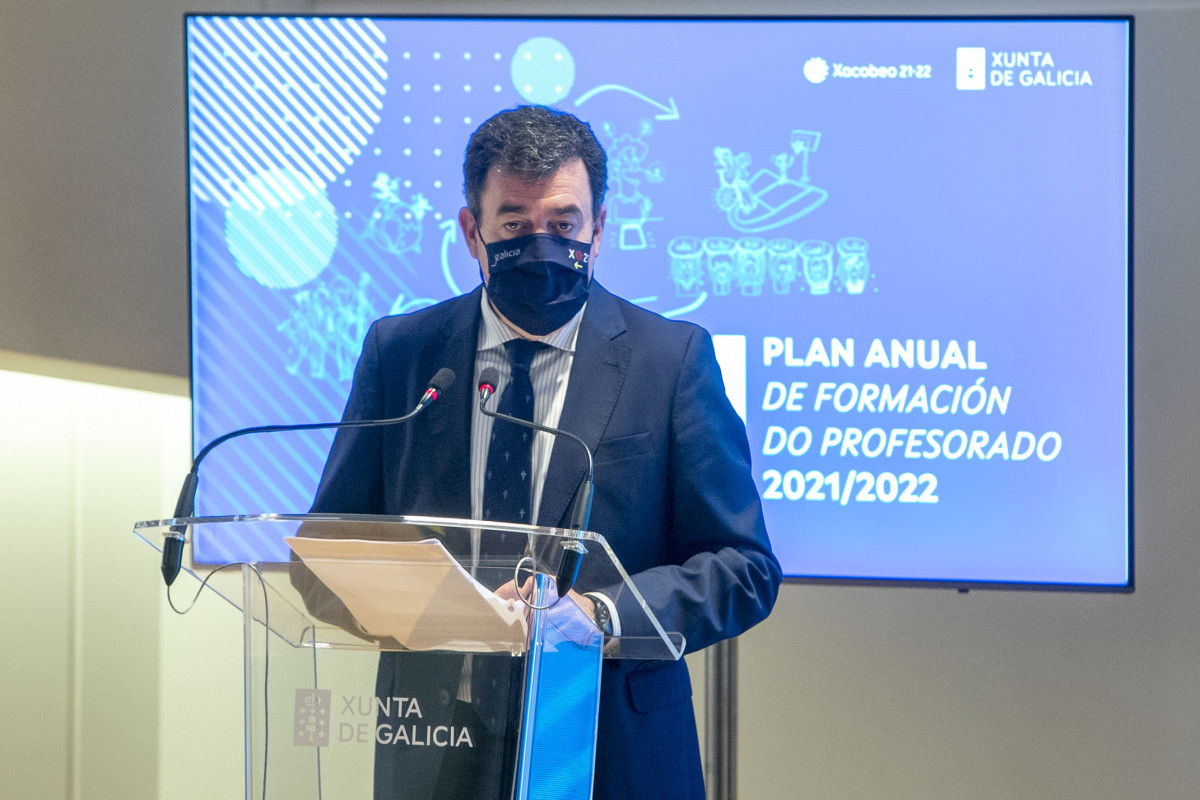 El conselleiro de Cultura, Educación e Universidade, Román Rodríguez, presenta el 'Plan de Formación do Profesorado do curso 2021-2022'.