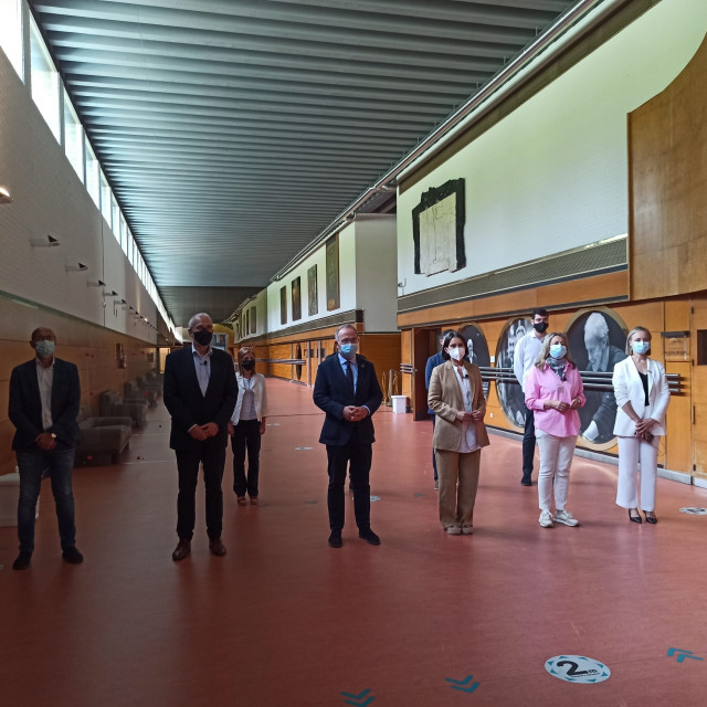 El alcalde de Santiago, Xosé Sánchez Bugallo, junto a los ediles de su gobierno en el Auditorio de Galicia