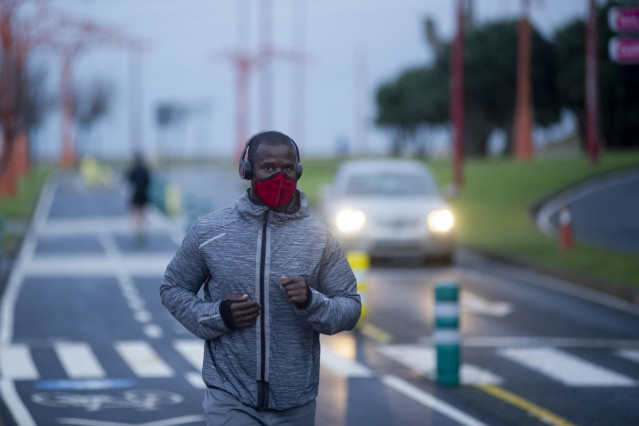 Archivo - Una persona corre en solitario y con mascarilla un día después de la entrada en vigor de la normativa que obliga a los deportistas a hacer deporte al aire libre con mascarilla y sin compañía en Galicia