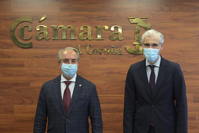 El vicepresidente segundo y conselleiro de Economía, Empresa e Innovación, Francisco Conde, asiste al pleno de la Cámara de Comercio de A Coruña, junto a su presidente, Antonio Couceiro