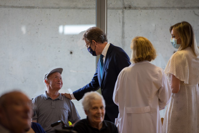 Feijóo visita la residencia de Volta do Castro