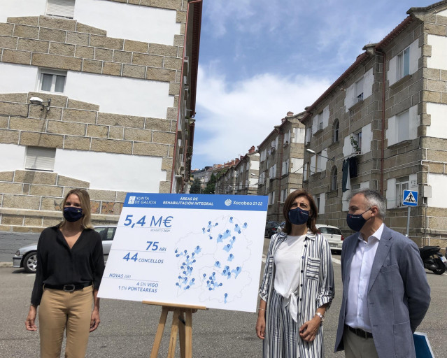 La conselleira de Medio Ambiente, Territorio e Vivenda, Ángeles Vázquez, junto a la delegada de la Xunta en Vigo, Marta Fernández-Tapias, y el director del IGVS, Heriberto García, en una visita a la ARI de San Roque.