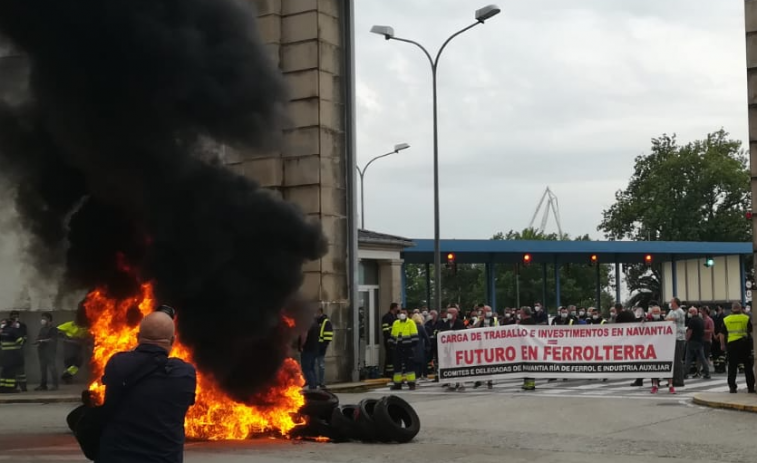 Barricada en llamas para pedir no dejar agonizar a Navantia y Ferrolterra hasta que en 2.022 empiecen las fragatas