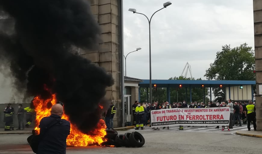 Barricada en llamas en frente del astillero Navanta Ferrol en una foto de CIG