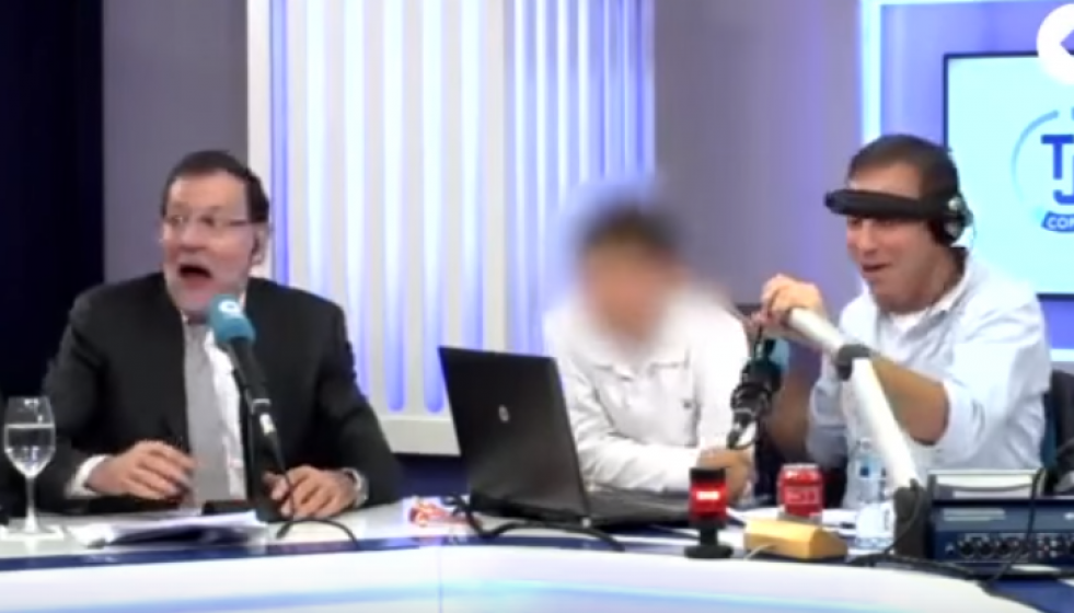 RajoyledaunacollejaasuhijoJuanenlaRadio