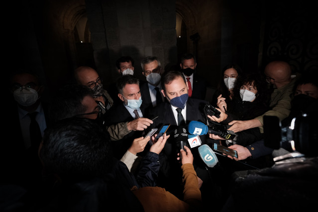 El ministro de Transportes, Movilidad y Agenda Urbana, José Luis Ábalos, ofrece declaraciones a los medios de comunicación tras el acto de inauguración de la escalinata catedralicia del Obradoiro y la rejería después de la obra de restauración, a 17 de ju