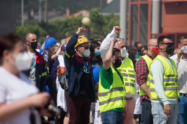 Cientos de personas participan en una concentración en conmemoración del año de “lucha” por la planta de aluminio y los puestos de trabajo de Alcoa San Cervo, en la Praza do Concello de Xove, a 30 de mayo de 2021, en Xove.