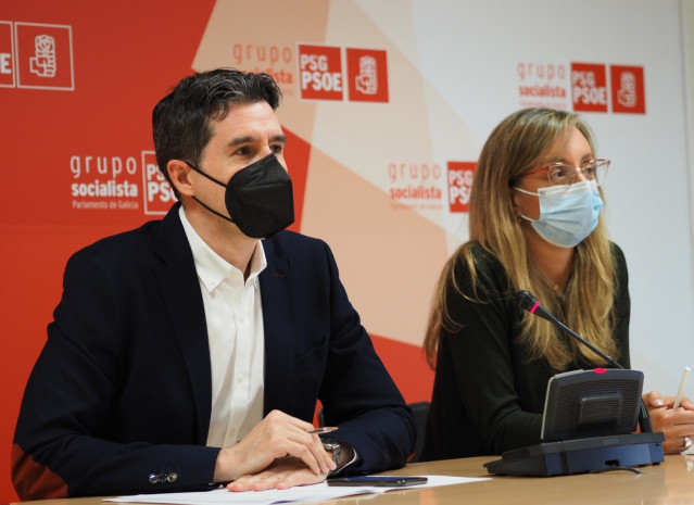 Los diputados Pablo Aragüena y Paloma Castro e una rueda de prensa en las dependencias del PSdeG en el Parlamento gallego.
