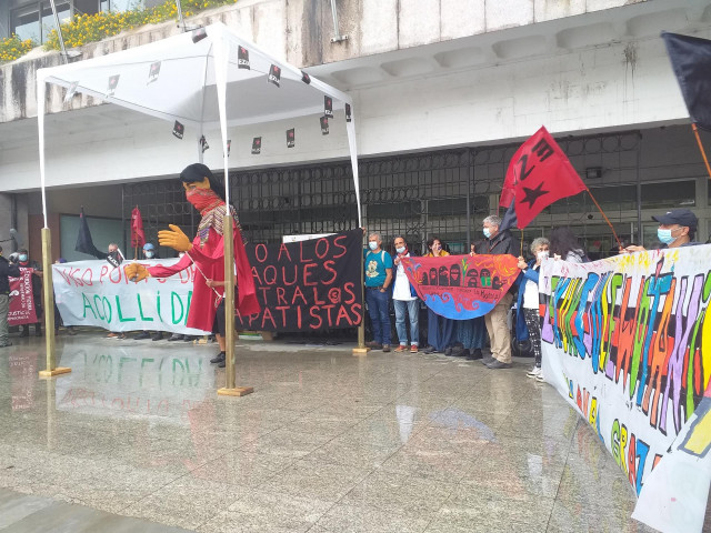 Delegaciones del movimiento zapatista de Vigo, y de otros puntos de España y Europa, en un acto previo al recibimiento del buque 'La Montaña', con 7 activistas del EZLN a bordo.
