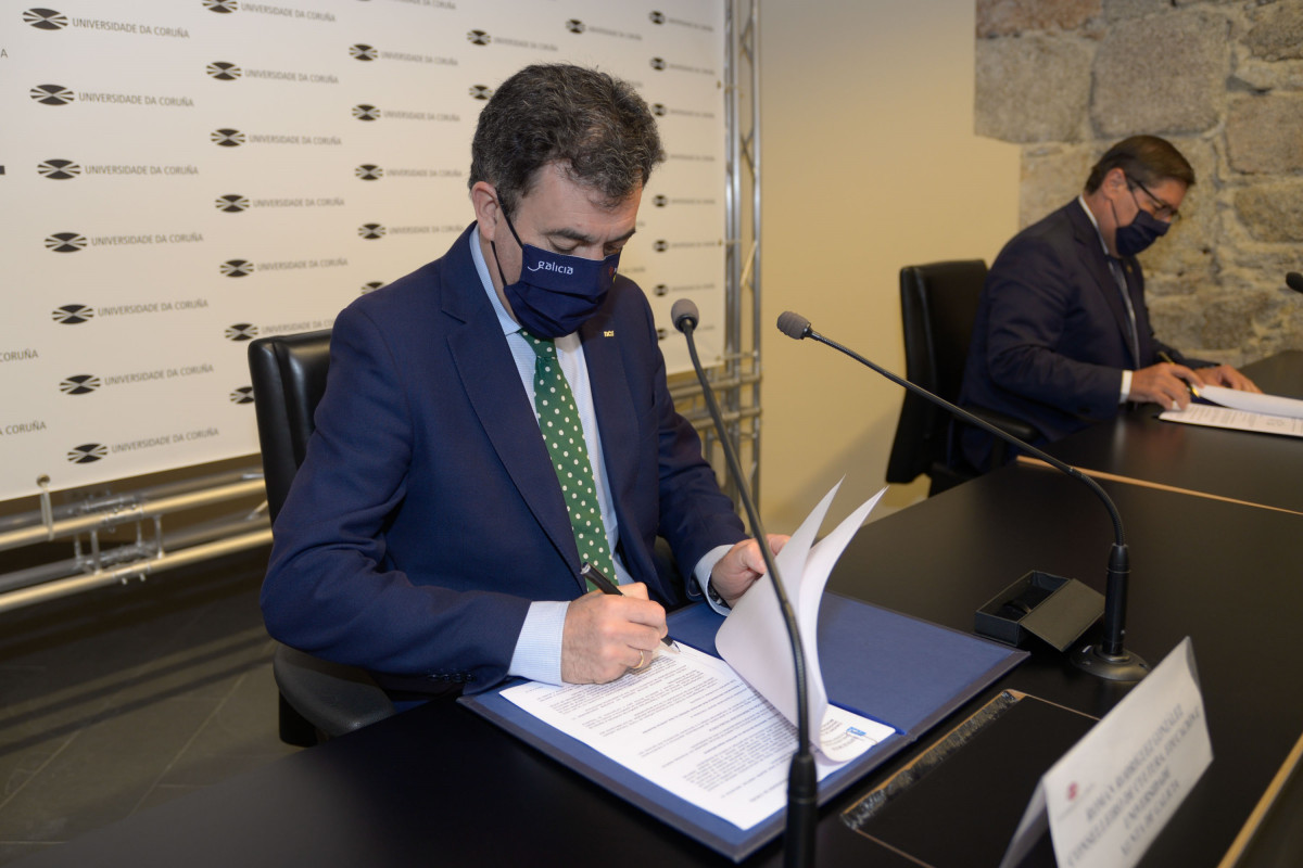 El conselleiro de Cultura, Educación e Universidade, Román Rodríguez, y el rector de la UDC, Julio Abalde, firman un convenio