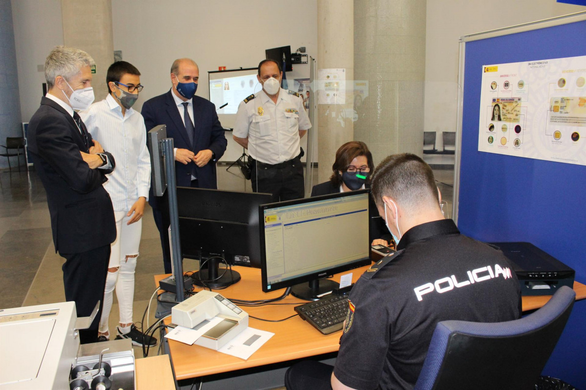 El ministro de Interior, Fernando Grande-Marlaska, presenta el nuevo DNI Europeo, más seguro y adaptado a la legislación de la UE sobre identidad digital. A 2 de junio de 2021 en Móstoles (Madrid)