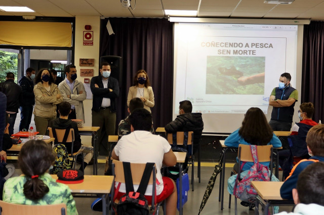 La conselleira de Medio Ambiente, Ángeles Vázquez, visita una escuela de río en Cotobade (Pontevedra)