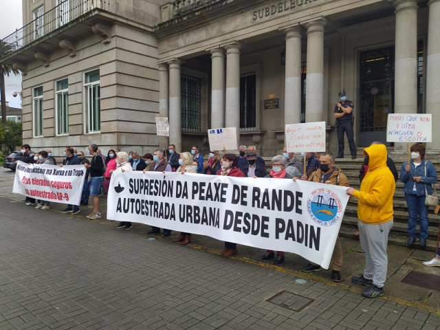 Asociaciones vecinales se concentran en Pontevedra para pedir la supresión del peaje del tramo Vigo-Redondela de la AP-9