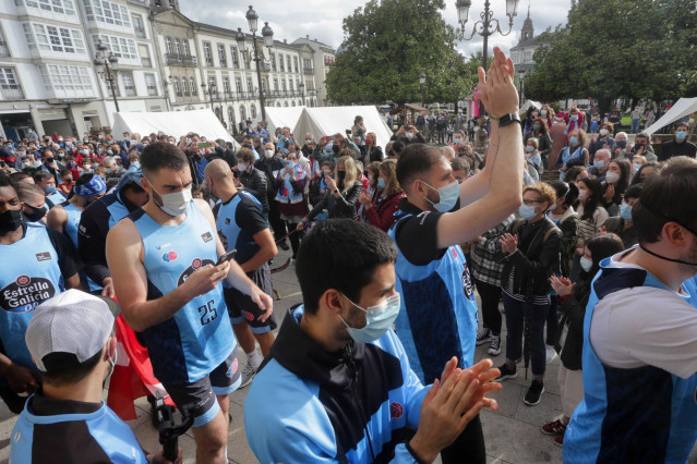 Vecinos de Lugo reciben al equipo de baloncesto del Breogán tras su subida a la ACB, a 21 de junio de 2021, en Lugo