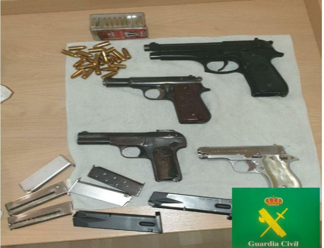 Archivo - Armas que figuraban como sustraídas en Monforte (Lugo) recuperadas por la Guardia Civil.