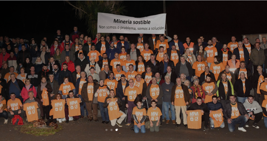 Asociaciu00f3n Plataforma Mineros de Touro colectivo a favor de la reapertura de la mina en una foto incluu00edda en la presentaciu00f3n de Atalaya a sus accionistas