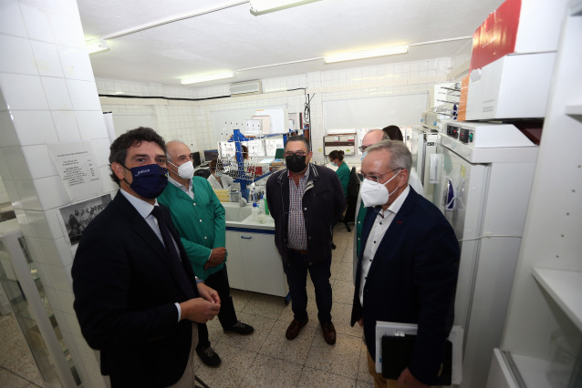 El director xeral de Gandaría, Agricultura e Industrias Agroalimentarias, José Balseiros, visita el laboratorio de producción animal en Lugo