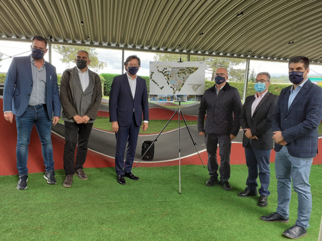 Autoridades visitan las obras del parque acuático de Monterrei (Ourense)