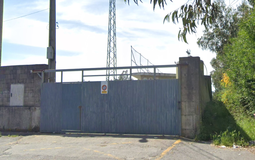 Entrada al campo de fu00fatbol de Berdu00f3n donde se haru00e1n los anu00e1lisis en una foto de Google Street View
