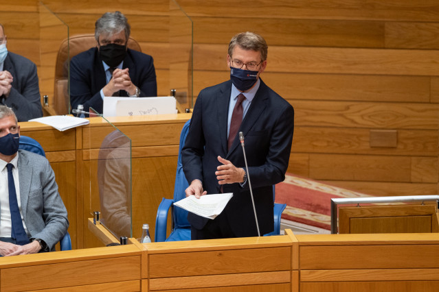 El presidente da Xunta, Alberto Núñez Feijóo, responde a las preguntas de los líderes de la oposición durante la sesión de control de la Cámara gallega