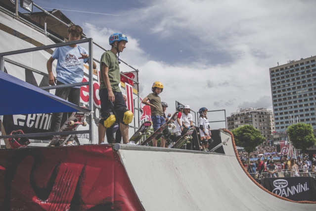 Niños participan en talleres de skateboarding