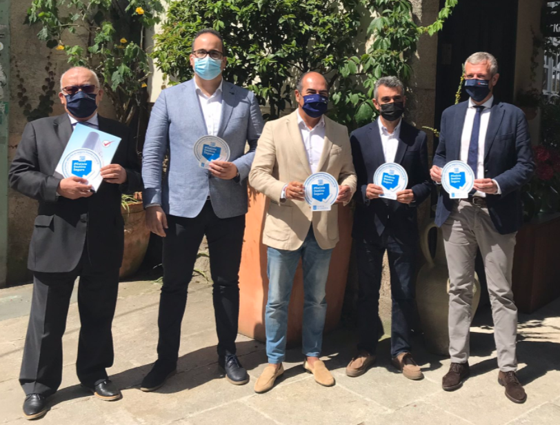 Rueda a la izquierda en la presentaciu00f3n del seguro gallego para turistas y peregrinos en una foto de Turgalicia