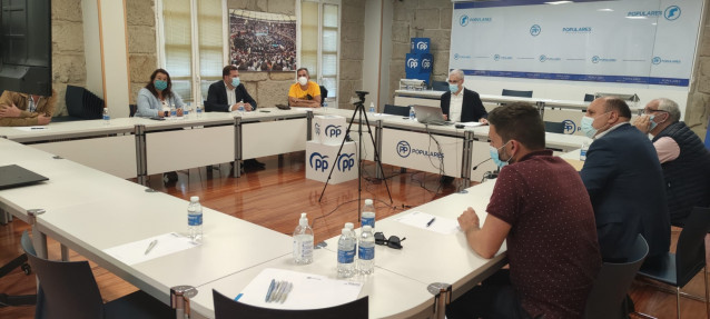 El vicepresidente económico de la Xunta, Francisco Conde, se reúne con alcaldes y portavoces del PP en Pontevedra