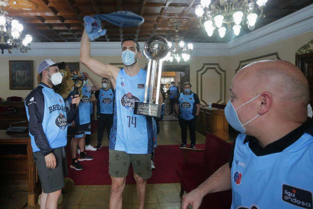 Jugadores del equipo de baloncesto del Breogán celebran el triunfo en el ayuntamiento de Lugo tras su subida a la ACB, a 21 de junio de 2021, en Lugo.