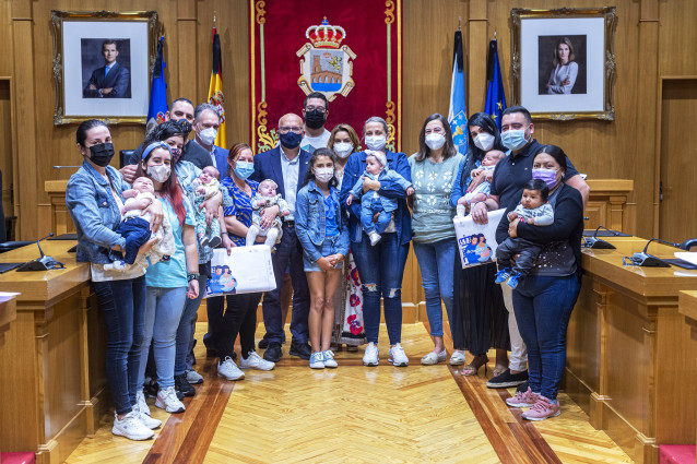 Entrega Manuel Baltar as axudas do Programa ChegOU ós novos ourensan nados durante a último ano en Ourense.