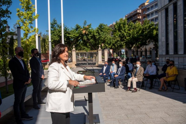 A presidenta do Goberno da Rioxa, Concha Andreu, no acto con alcaldes de máis de 2.000 habitantes