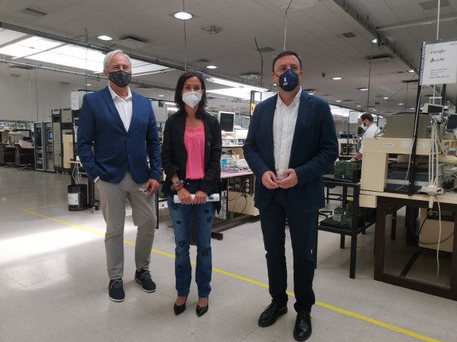 Visita de la presidenta de ADIF a la planta de Arteixo Telecom en As Pontes.