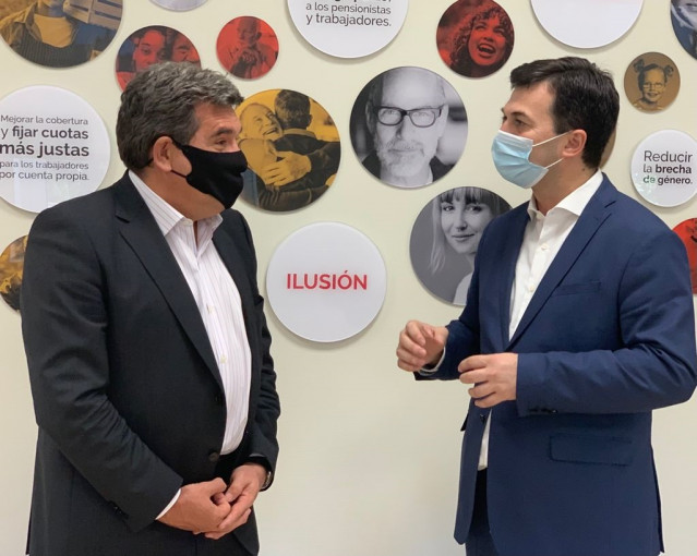 El ministro de Inclusión, Seguridad Social y Migraciones, José Luis Escrivá, con el secretario xeral del PSdeG, Gonzalo Caballero