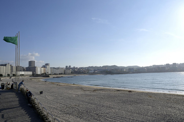 Una playa vacía durante la festividad de San Juan, a 23 de junio de 2021, en A Coruña, Galicia (España).