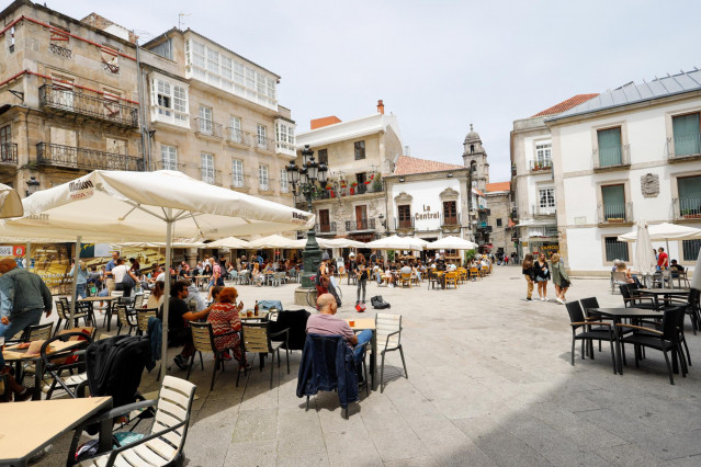 Varias personas en una terraza de Vigo, a 26 de junio de 2021, en Pontevedra, Galicia (España). Galicia continúa su desescalada frente a la pandemia, con una ampliación generalizada de los aforos en espacios y eventos. En el caso del interior de bares y c