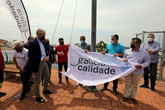 El vicepresidente segundo de la Xunta, Francisco Conde, entrega el distintivo 'Galicia Calidade' al Club Náutico Boiro-Marina Cabo de Cruz.