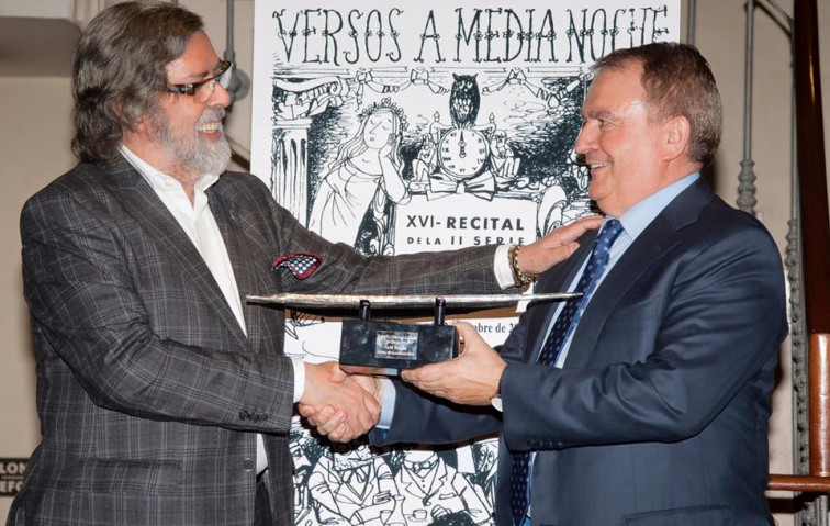 El escritor y periodista Ramón Pernas recibe el premio Café Varela, en Madrid