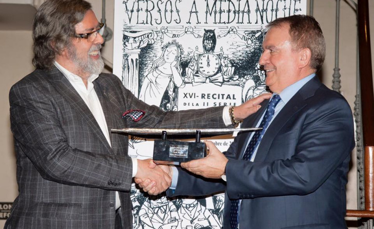 El escritor y periodista Ramón Pernas recibe el premio Café Varela, en Madrid
