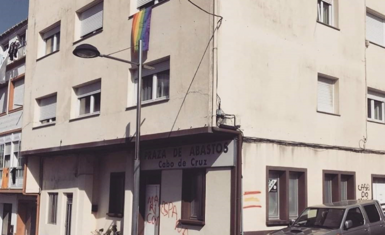 ​Un ataque homófobo a una familia en Cabo de Cruz consigue que toda la aldea se vista con la bandera arcoíris
