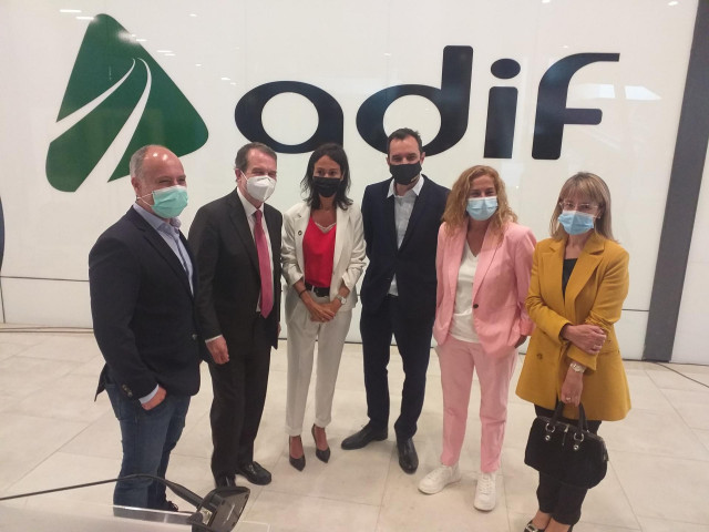 La presidenta de Adif, Isabel Pardo de Vera, y el secretario general de Infraestructuras, Sergio Vázquez, con el alcalde de Vigo, Abel Caballero, y la presidenta de la Diputación de Pontevedra, Carmela Silva,entre otros.